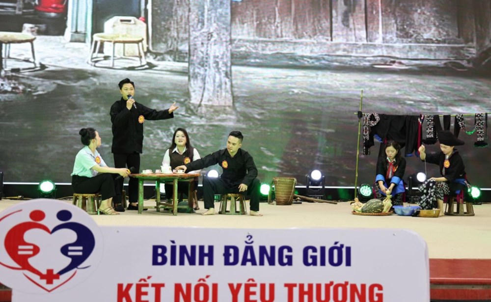Hội thi thu hút sự tham gia của 13 đội thi với trên 100 cán bộ, hội viên phụ nữ đến từ các xã, phường trên địa bàn tỉnh Lai Châu.&nbsp;Các đội đã mang đến nhiều tiểu phẩm, câu chuyện phản ánh sinh động những vấn đề trong đời sống gia đình. Ảnh Nguyễn Nam.