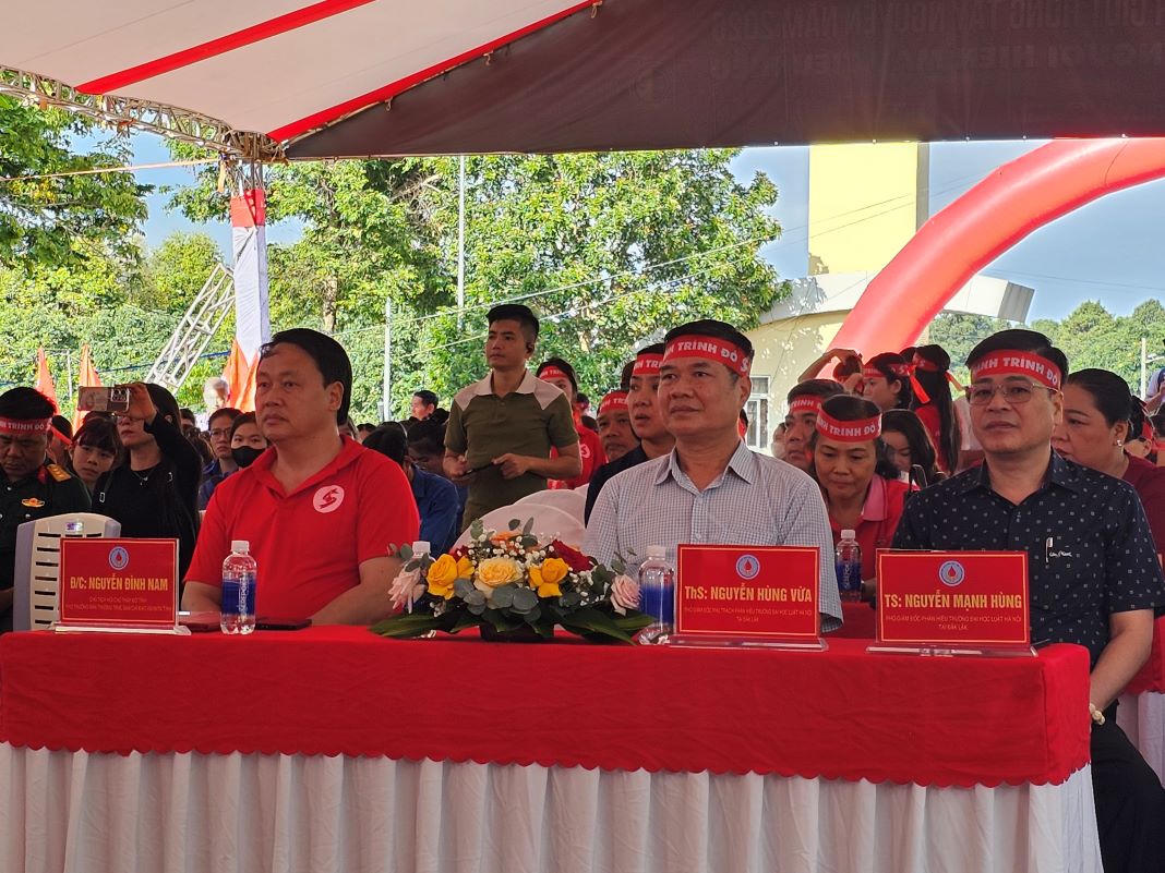 Chủ tịch Hội Chữ thập đỏ tỉnh Đắk Lắk Nguyễn Đình Nam và lãnh đạo Phân hiệu Đại học Luật Hà Nội tại Đắk Lắk tham dự sự kiện
