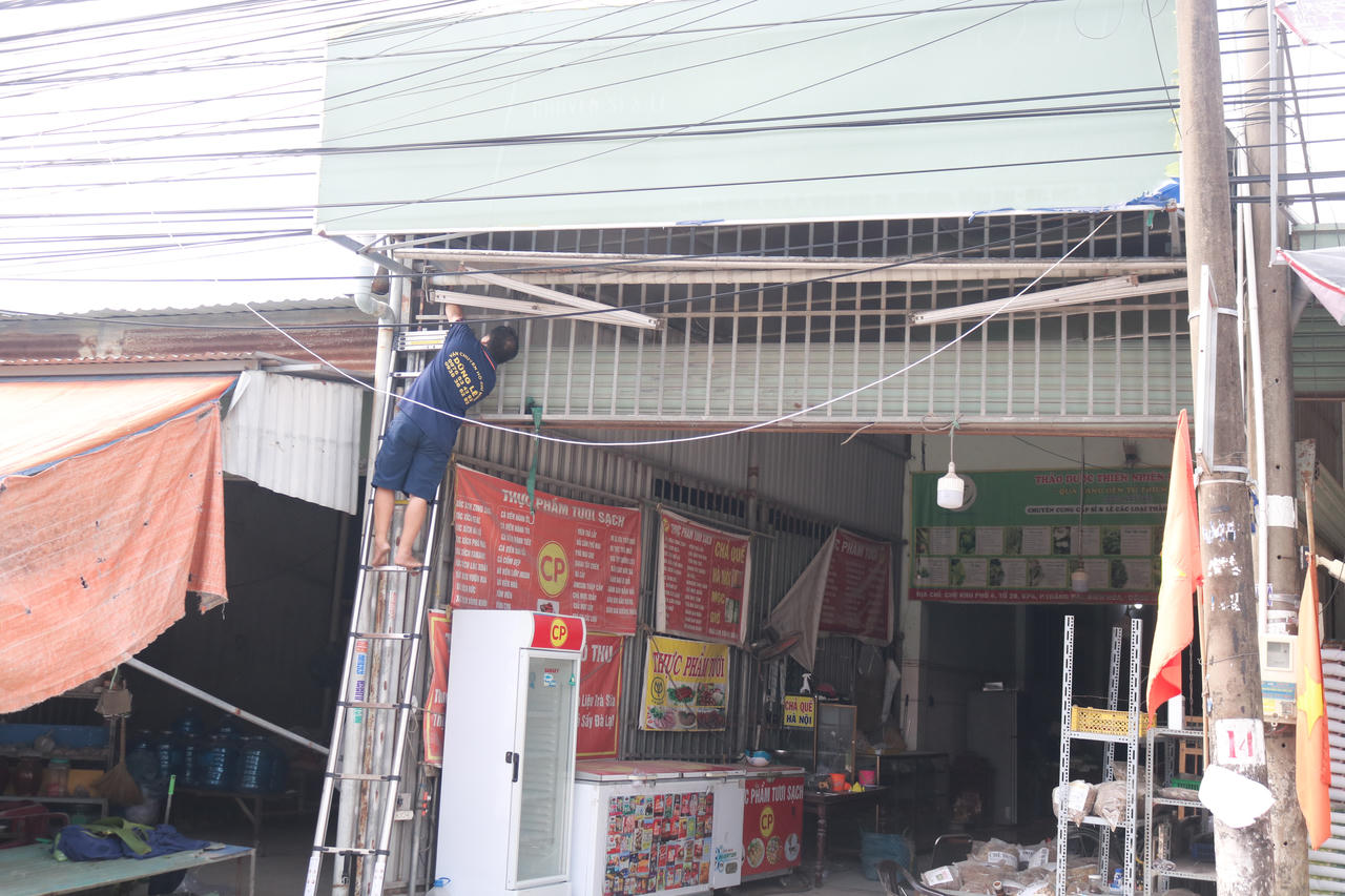 Người dân ở khu phố 4 tự nguyên tháo dỡ công trình để bàn giao mặt bằng.