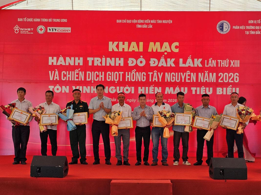 Hơn 1.000 người tham gia khai mạc 'Hành trình đỏ và Chiến dịch Giọt hồng Tây Nguyên năm 2026'
