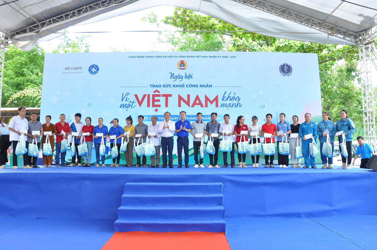Trao tặng quà cho công nhân có hoàn cảnh khó khăn tại chương trình.