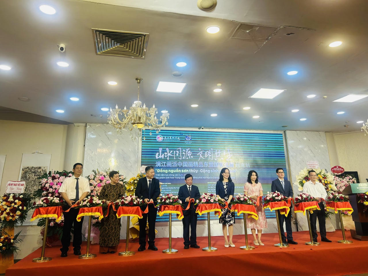 Các đại biểu cắt băng khai mạc triển lãm (ảnh Thùy Dương).
