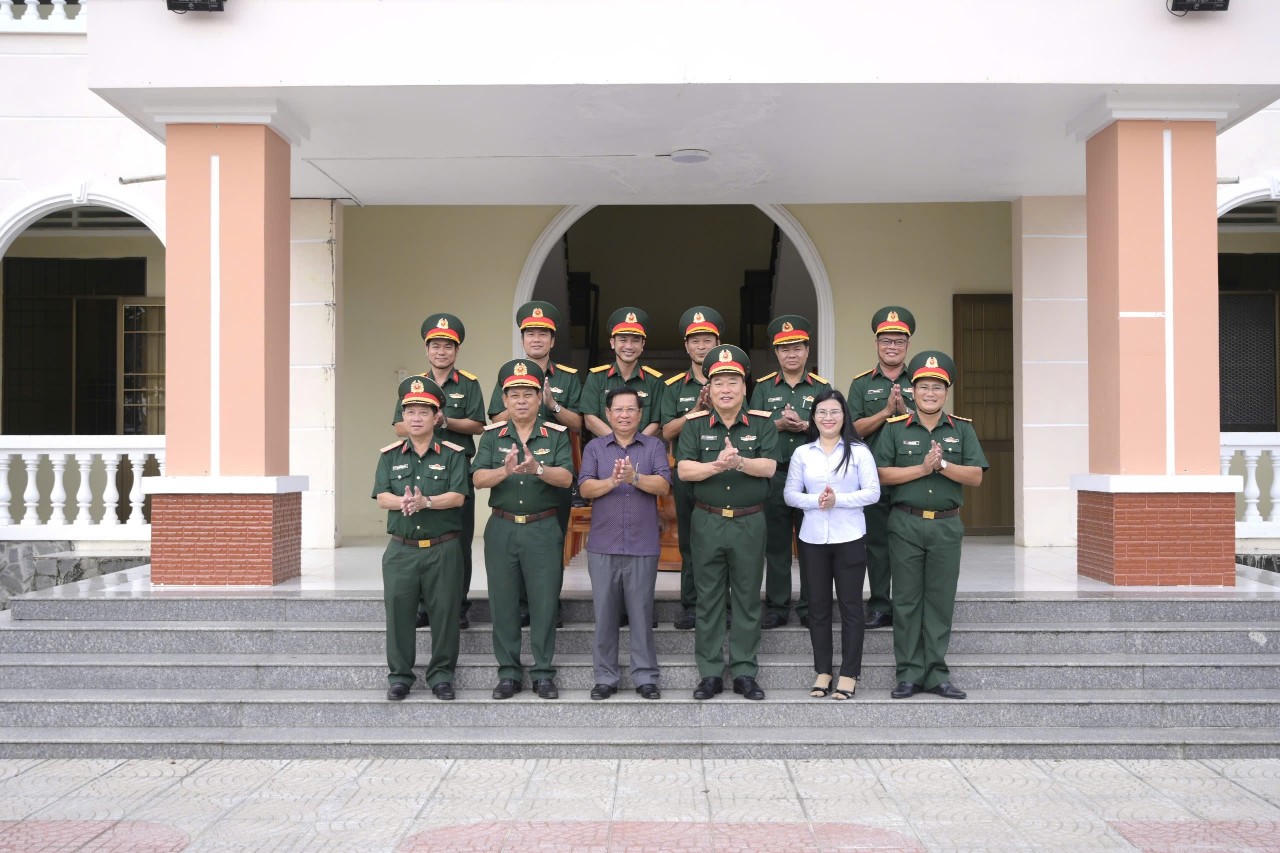 Trung tướng Lê Quang Đạo, Phó Tổng Tham mưu trưởng Quân đội nhân dân Việt Nam đến kiểm tra tại Ban CHQS phường Rạch Giá.