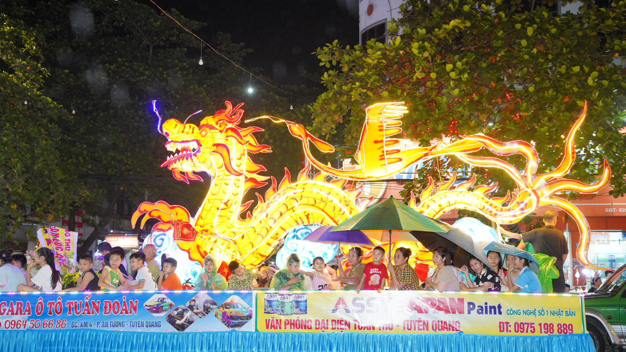 Vào mỗi dịp trung thu, Tuyên Quang náo nức với hàng loạt mô hình tham gia diễn diễu đường phố. Ảnh: Đức Mạnh.