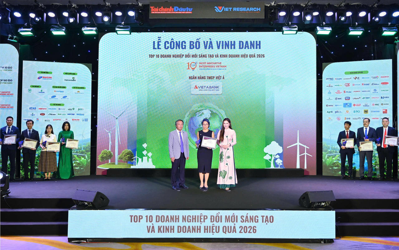 Đại diện VietABank nhận giải thưởng tại sự kiện