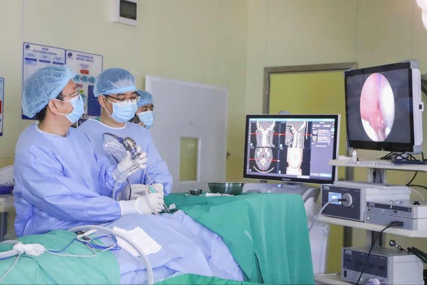 Ê-kíp bác sĩ Ngoại Thần kinh - Cột sống thực hiện phẫu thuật điều trị cho người bệnh (Ảnh: BVCC)