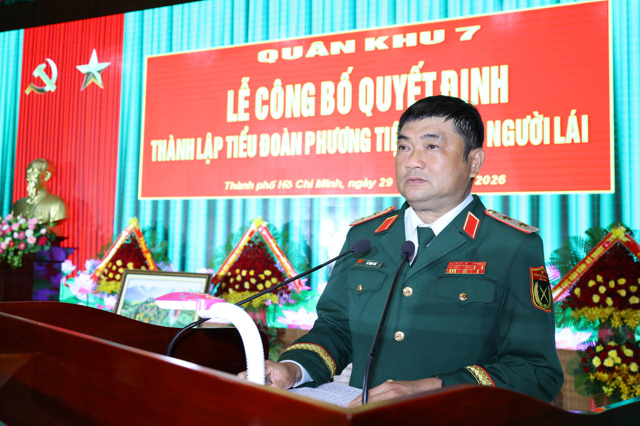 Trung tướng Lê Xuân Thế - Ủy viên Ban Chấp hành Trung ương Đảng, Ủy viên Quân ủy Trung ương, Phó Bí thư Đảng ủy, Tư lệnh Quân khu 7 phát biểu chỉ đạo buổi lễ.