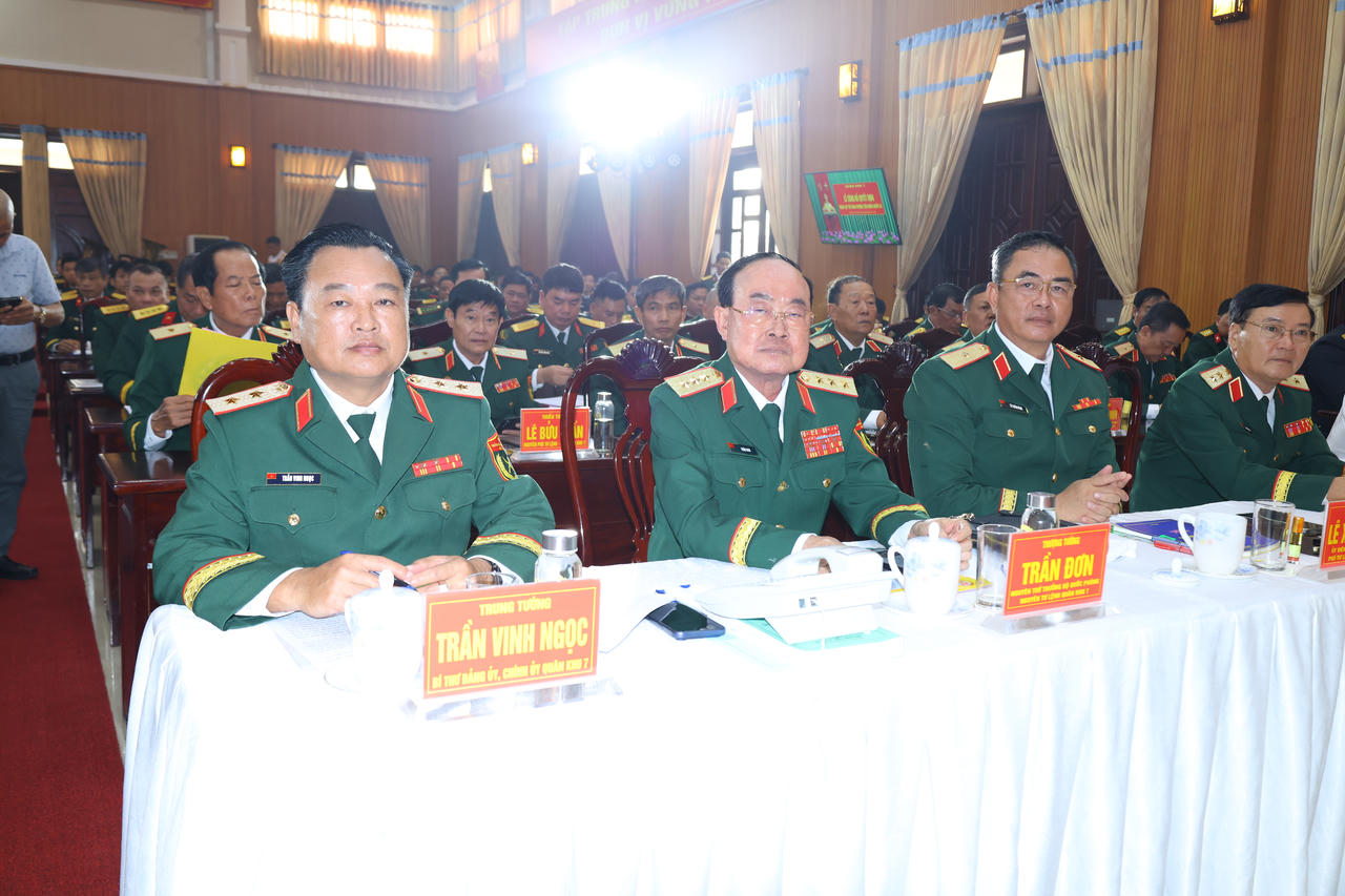Trung tướng Trần Vinh Ngọc - Bí thư Đảng ủy, Chính ủy Quân khu; Thượng tướng Trần Đơn - nguyên Thứ trưởng Bộ Quốc phòng; Thiếu tướng Lê Xuân Bình - Ủy viên Ban Thường vụ Đảng ủy, Phó Tư lệnh, Tham mưu trưởng Quân khu và đại biểu cơ quan Bộ Quốc phòng dự buổi lễ.