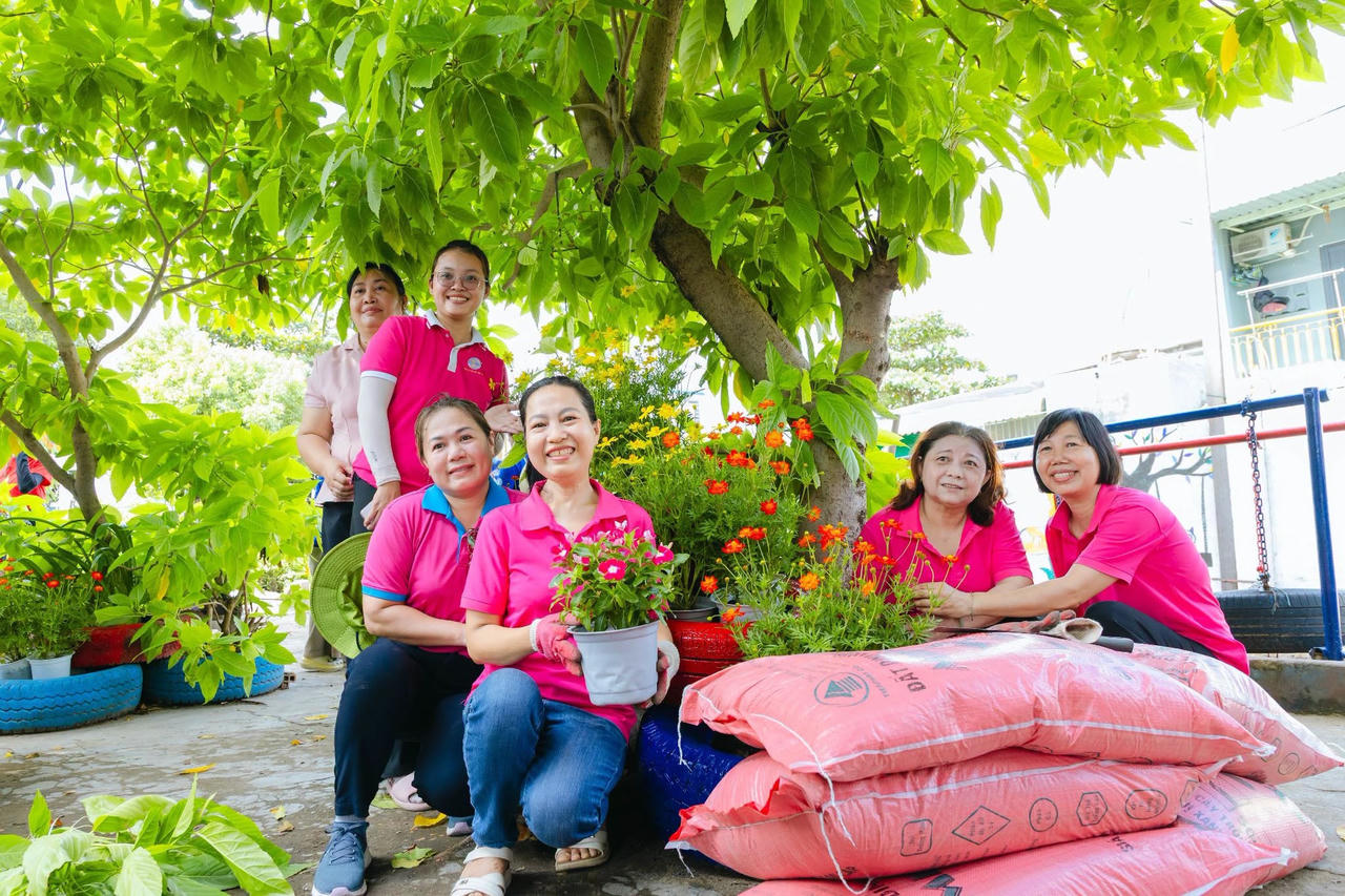 Đi dọc các con đường, ta dễ dàng bắt gặp những hình ảnh đẹp đẽ, sáng tạo và đầy tính nhân văn.