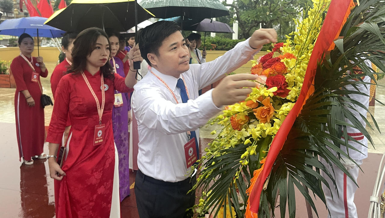 Đoàn đến dâng hương tại Đài tưởng niệm các Anh hùng Liệt sĩ