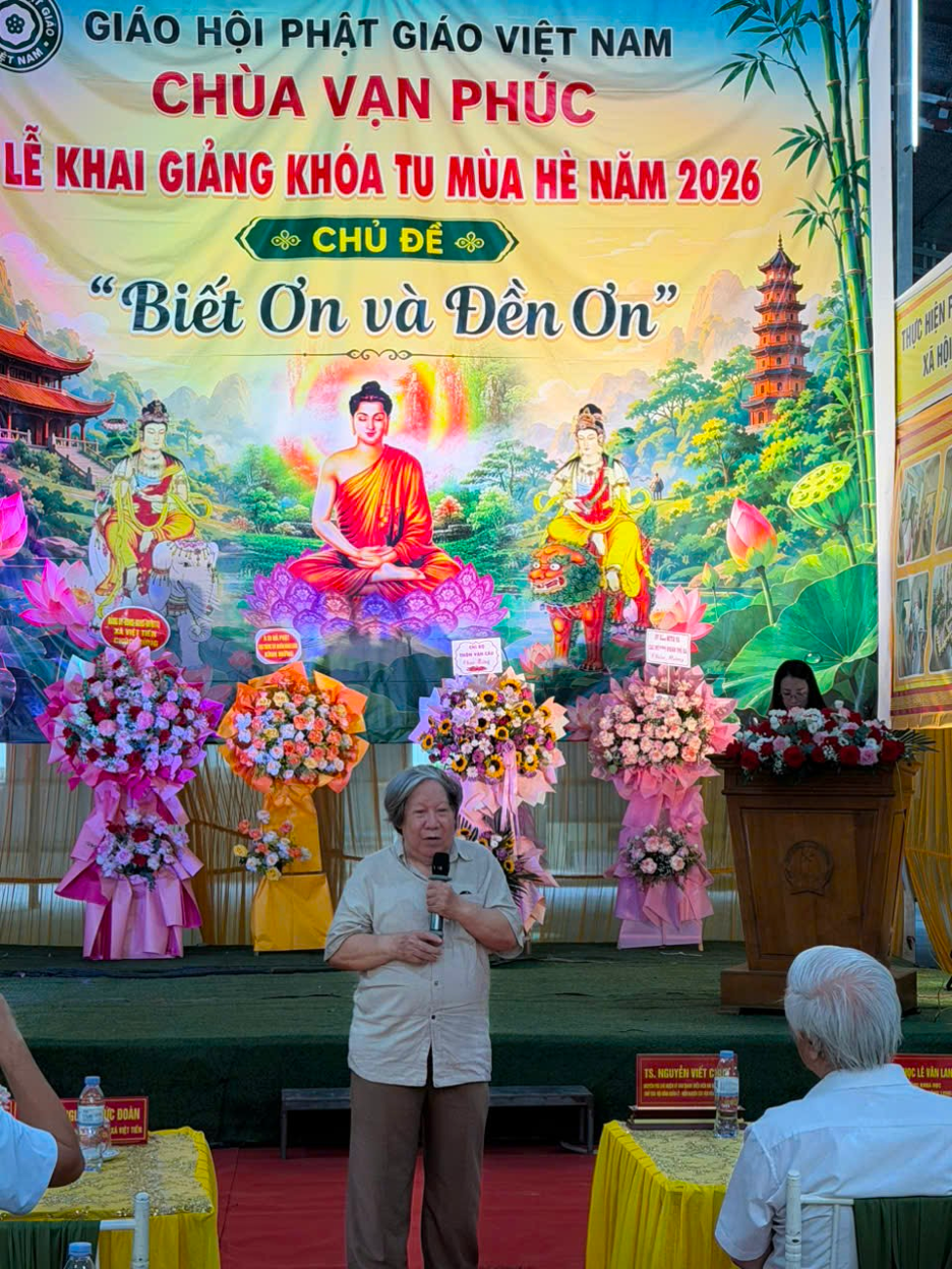 Giáo sư sử học Lê Văn Lan phát biểu tại khóa tu.