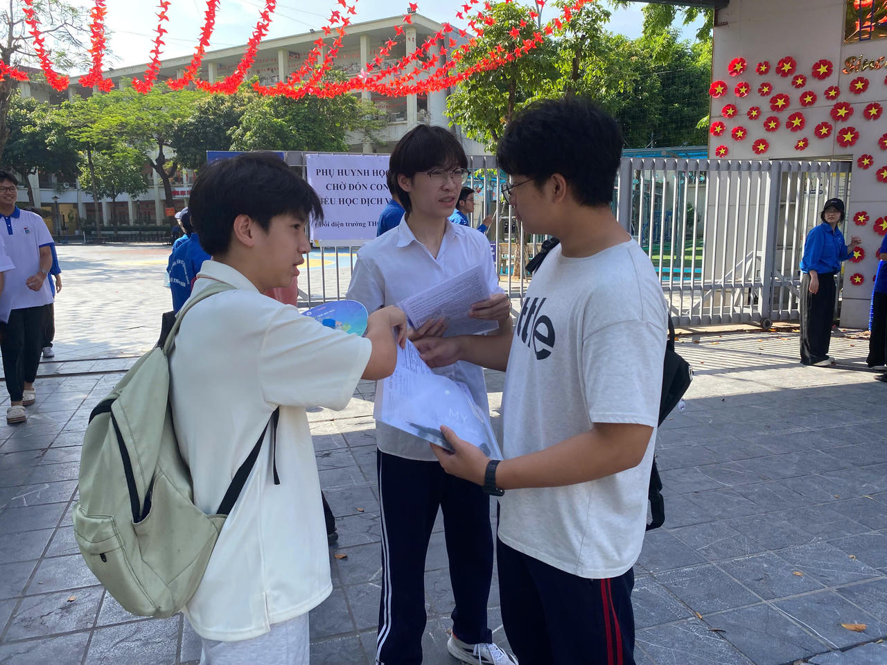 Thí sinh kết thúc kỳ thi lớp 10 công lập tại Hà Nội 2026 (Ảnh: PV)