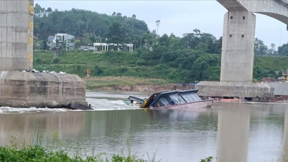 Phương tiện thủy bị cấm lưu thông qua cầu Sông Lô do tàu chìm và mắc kẹt tại khoang thông thuyền giữa trụ T4 và T5 của cầu. Ảnh: Nhật Nguyên.