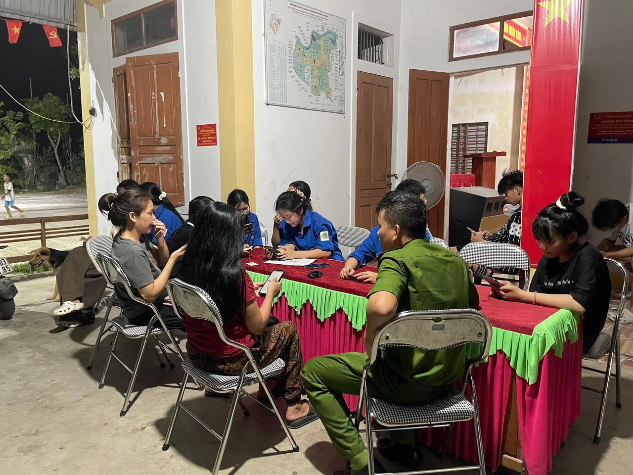 Cán bộ xã cùng với lực lượng công an, đoàn viên thanh niên về tận các thôn, xóm hướng dẫn người cài đặt&nbsp;ứng dụng Công dân số i-HaTinh.