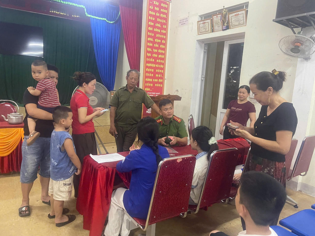 Tổ chuyển đổi số của xã tranh thủ ban đêm đến nhà văn hóa thôn hướng dẫn người dân trong ứng dụng chuyển đổi số.&nbsp;