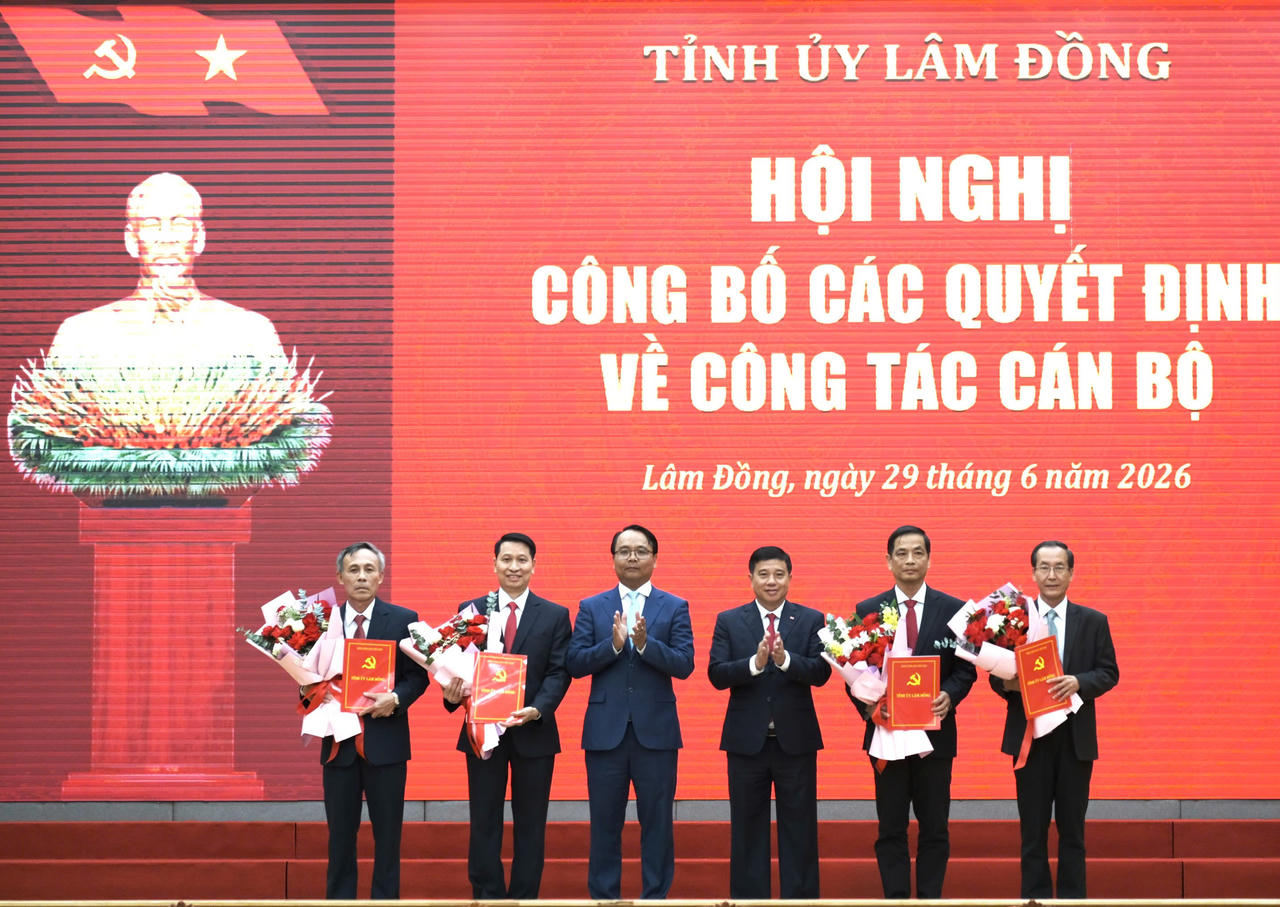 Ông Y Thanh Hà Niê K’Đăm - Ủy viên Ban Chấp hành Trung ương Đảng, Bí thư Tỉnh ủy Lâm Đồng (thứ 3 từ phải sang) cùng ông Đặng Hồng Sỹ - Phó Bí thư Thường trực Tỉnh ủy chúc mừng các đồng chí được bổ nhiệm.