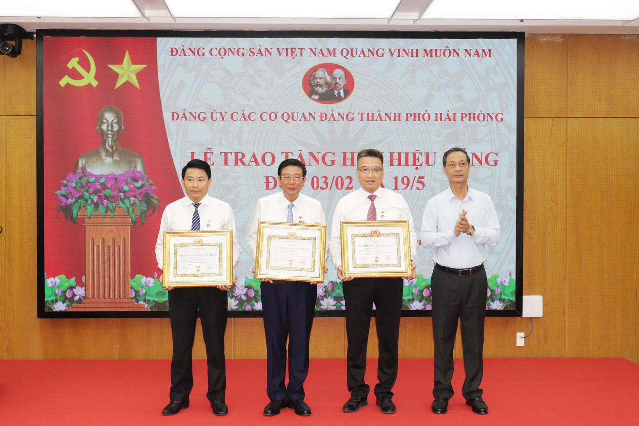 Ông&nbsp;Đỗ Mạnh Hiến, Phó Bí thư Thường trực Thành ủy, Bí thư Đảng ủy Các cơ quan Đảng thành phố trao Huy hiệu Đảng cho các đảng viên.