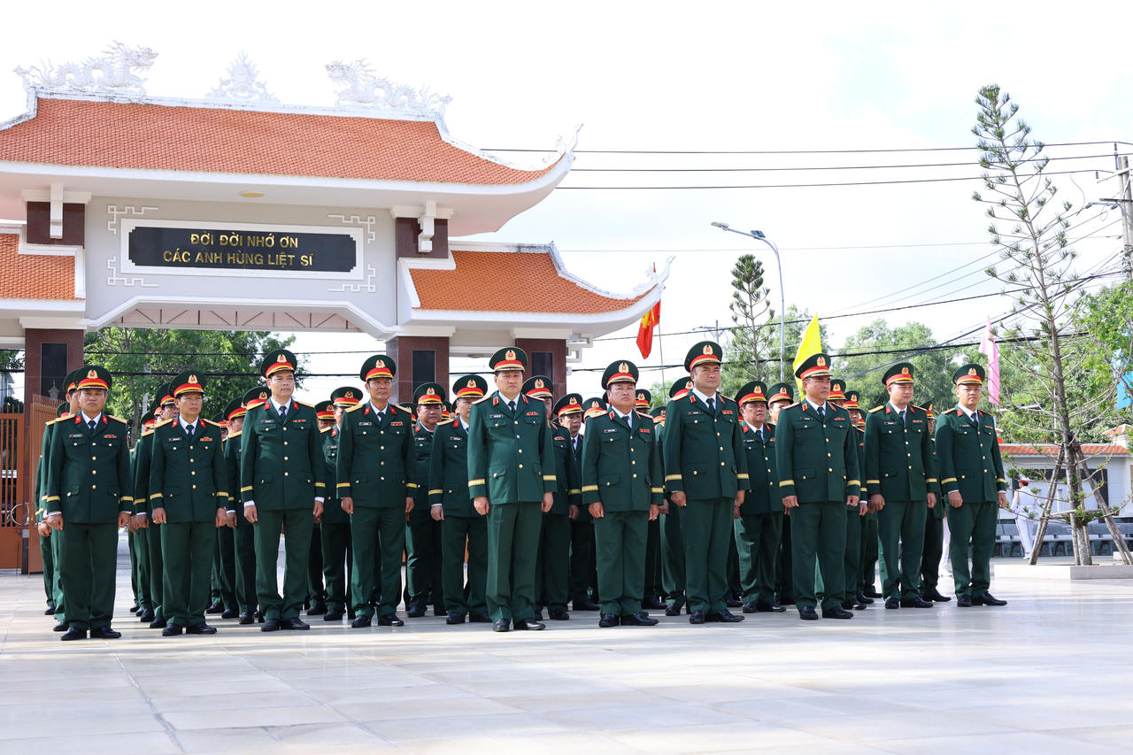 Đoàn đại biểu đã tổ chức dâng hương tưởng niệm tại Nghĩa trang Liệt sĩ Bà Rịa - Vũng Tàu.