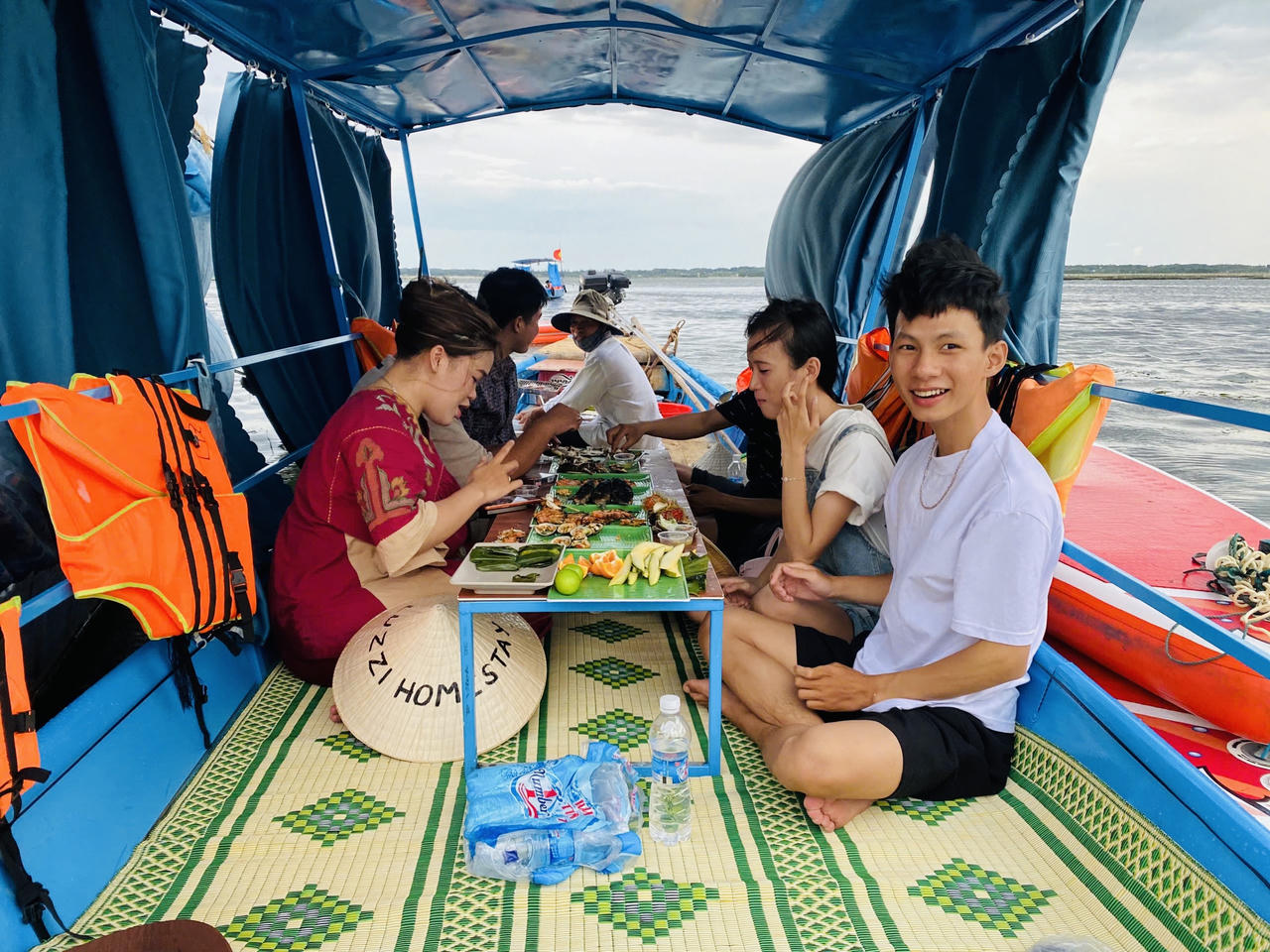 Du khách thưởng thức các món ăn địa phương ngay trên thuyền trong hành trình trải nghiệm tại đầm phá Tam Giang.