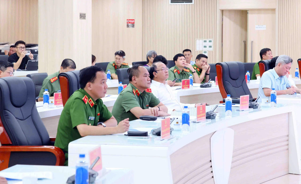 Trung tướng Nguyễn Thanh Tùng, Giám đốc CATP và Thiếu tướng Lê Văn Tuân, Phó Giám đốc CATP Hà Nội dự hội nghị.