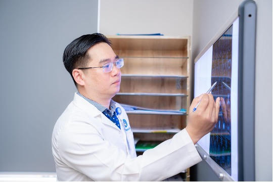 Hình ảnh MRI giúp bác sĩ xác định tình trạng thoát vị đĩa đệm kèm mảnh rời chèn ép thần kinh, nguyên nhân gây đau lưng và tê lan xuống chân trái ở người bệnh. (Ảnh: BVCC)