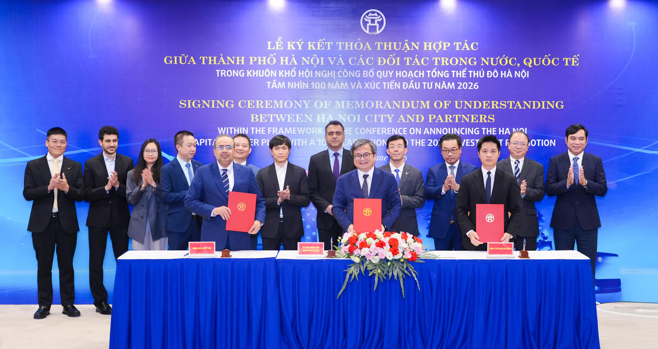 Ông Trương Việt Dũng, Phó Chủ tịch UBND Thành phố Hà Nội, cùng đại diện G-Group và OTECH tại Lễ ký kết (Ảnh: G-Group).