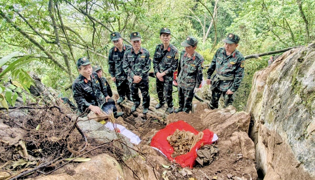 Đại tá Khổng Đình Tám chỉ đạo công tác tìm kiếm, quy tập tại điểm cao 685. (Ảnh: Thế Đồng)