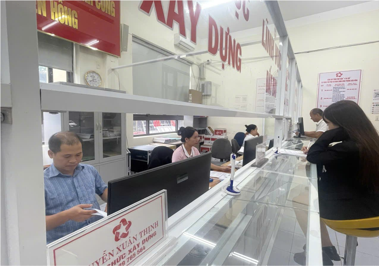 Người dân được hướng dẫn thực hiện thủ tục hành chính, nộp hồ sơ trực tuyến tại Trung tâm Phục vụ hành chính công phường Diên Hồng.