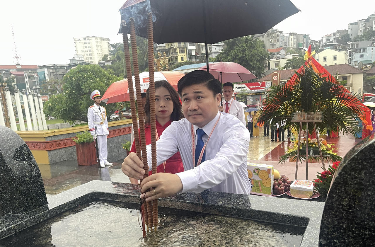 Chủ tịch Hội Chữ thập đỏ tỉnh Quảng Ninh Lý Văn Thành&nbsp;dâng hương tại Đài tưởng niệm các Anh hùng liệt sĩ.