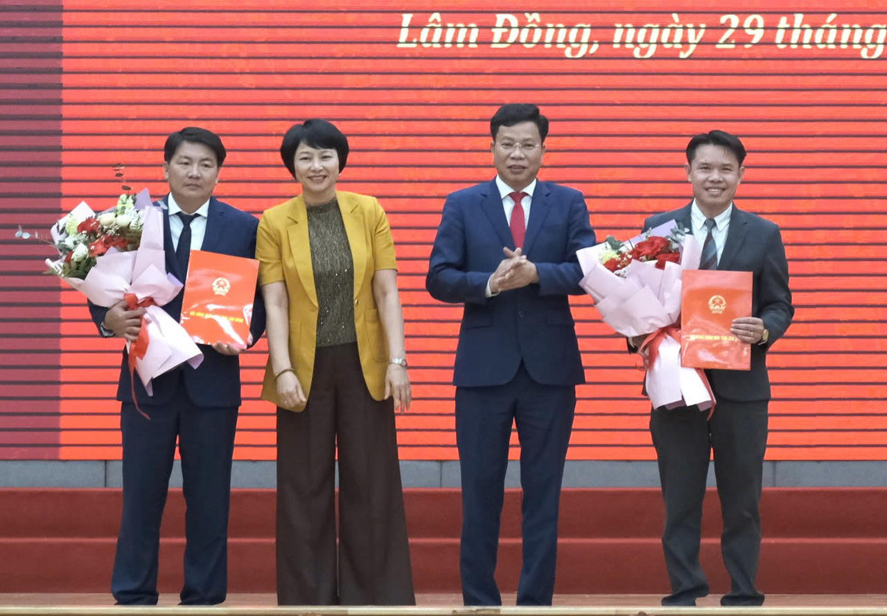 Ông Lưu Văn Trung, Phó Bí thư Tỉnh ủy, Chủ tịch HĐND tỉnh Lâm Đồng và bà Phạm Thị Phúc - Phó Bí thư Tỉnh ủy, Chủ tịch Ủy ban MTTQ Việt Nam tỉnh Lâm Đồng trao quyết định, tặng hoa cho 2 tân Phó Chánh Văn phòng&nbsp;Đoàn Đại biểu Quốc hội và Hội đồng Nhân dân tỉnh Lâm Đồng.