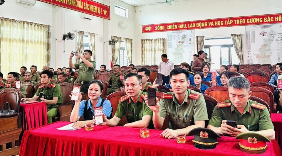 Lực lượng Công an, đoàn viên thanh niên và các Tổ chuyển đổi số cộng đồng xã Cẩm Hưng hướng dẫn người dân kích hoạt, sử dụng tài khoản định danh điện tử VNeID.