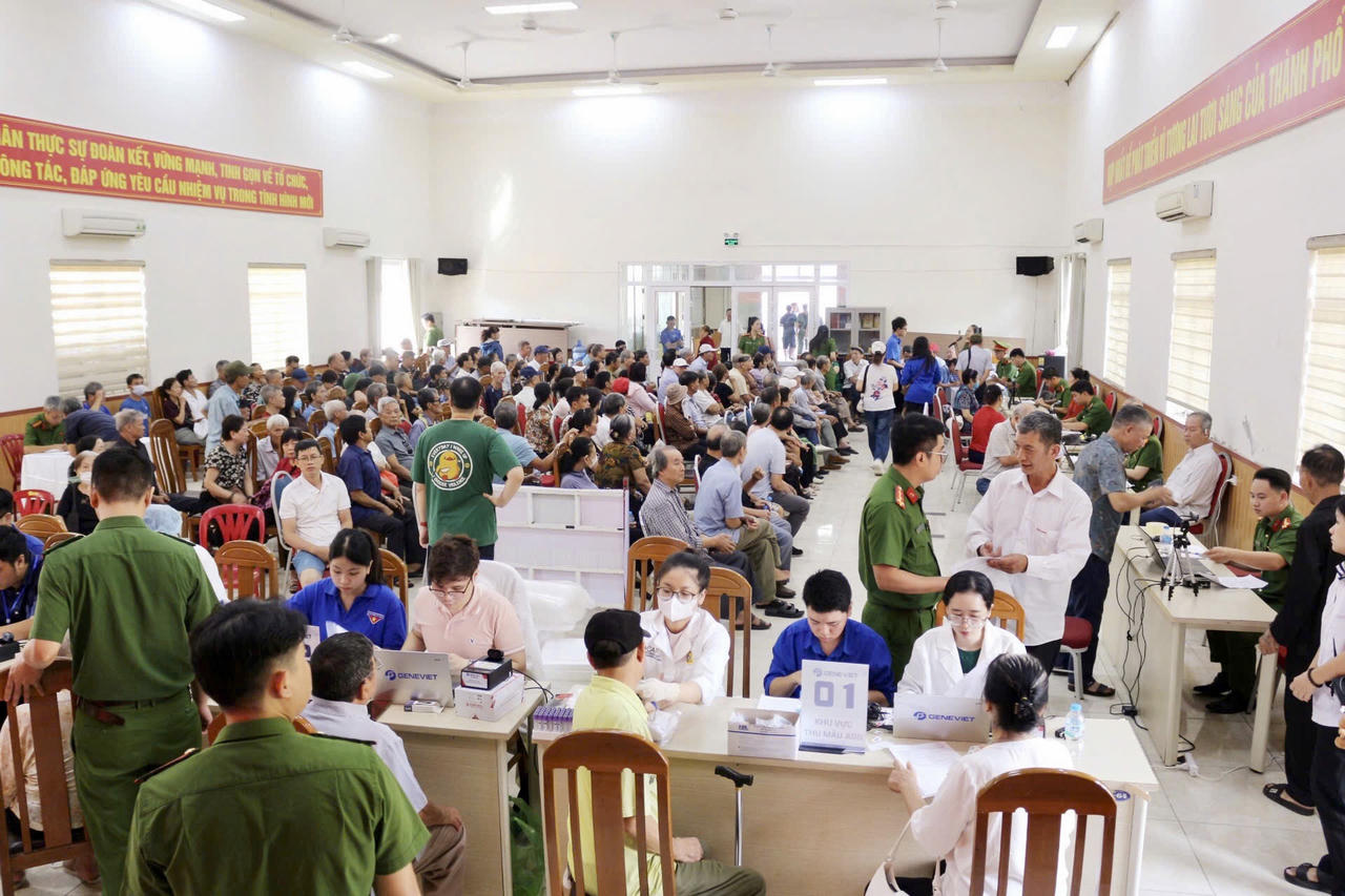 Sáng 28/6, phường Hồng Bàng đã tiến hành thu nhận mẫu sinh phẩm đối với hơn 200 thân nhân liệt sĩ chưa xác định tại phường.