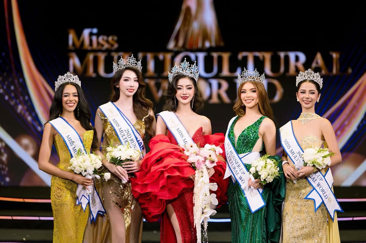 Tân Hoa hậu Miss Multicultural World 2026 cùng 4 Á hậu của cuộc thi (ảnh N.Hà).