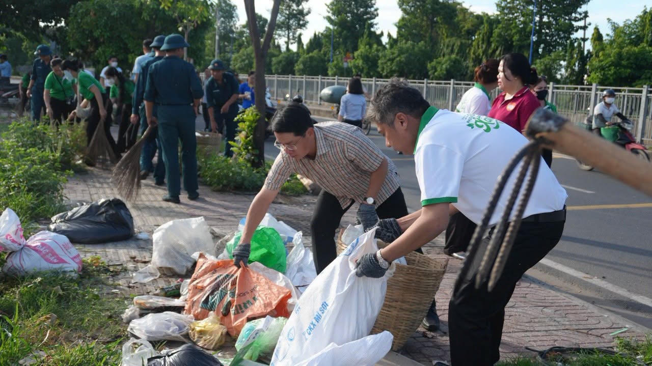 Tại phường Bình Hưng Hòa, đông đảo người dân đã đồng loạt tổ chức vớt rác và tổng vệ sinh dọc tuyến đường.
