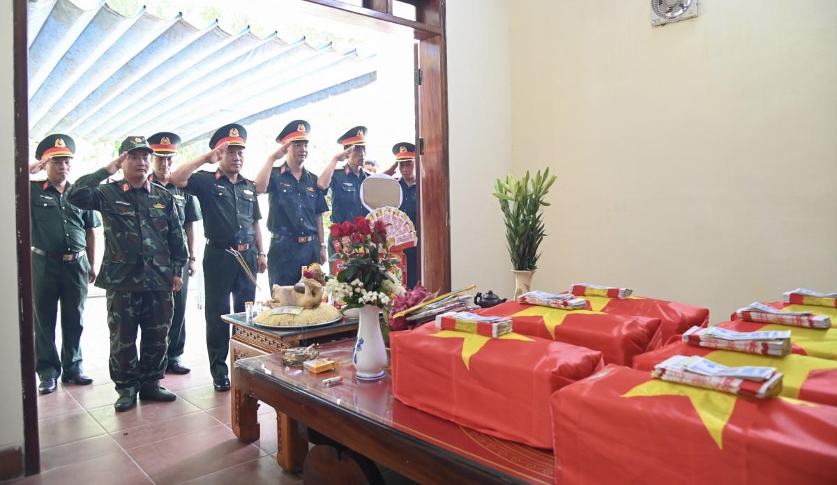 Đoàn công tác tri ân các anh hùng liệt sĩ tại nhà quàn Đội tìm kiếm, quy tập hài cốt liệt sĩ, Bộ CHQS tỉnh Tuyên Quang. (Ảnh: Thế Đồng)
