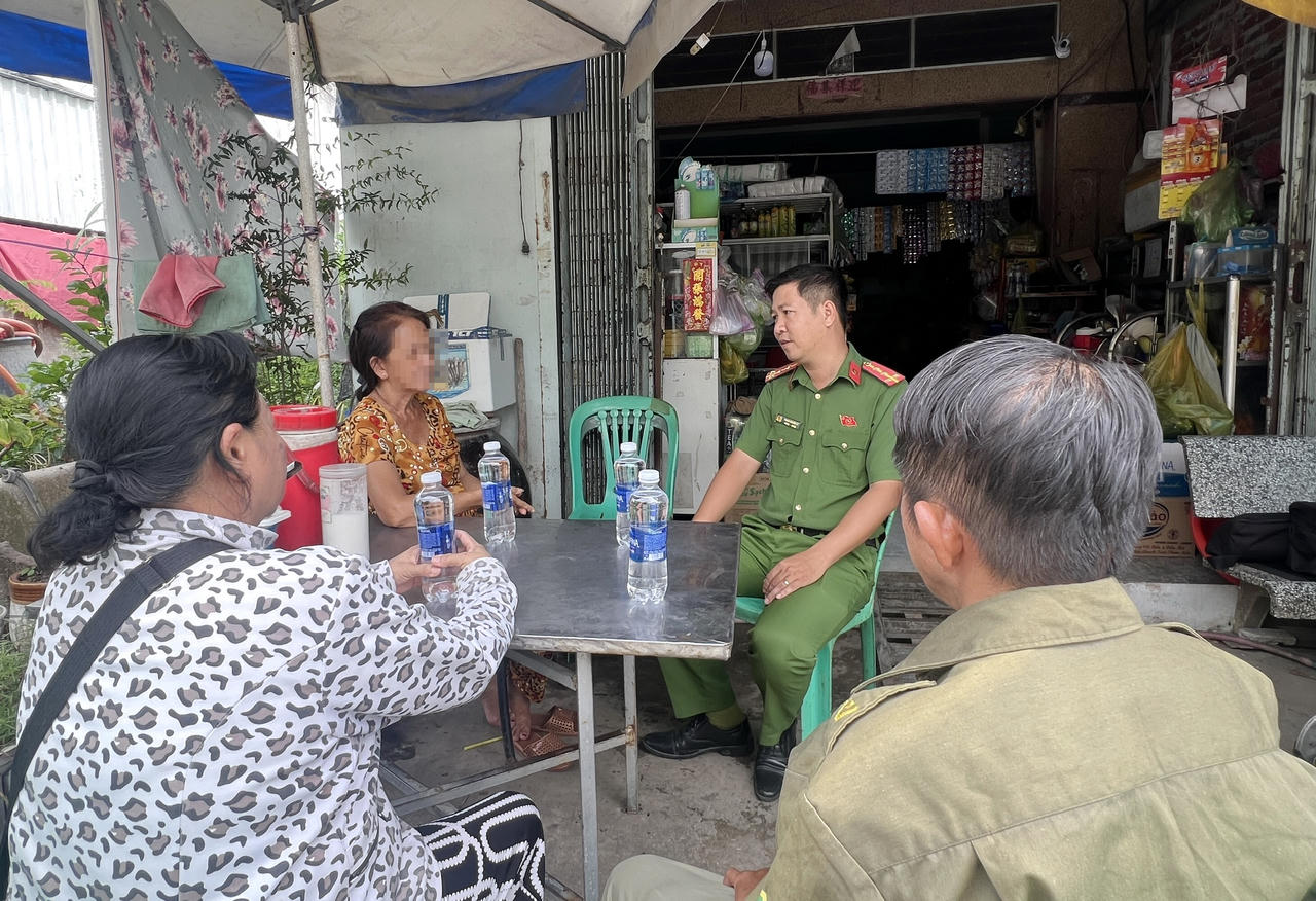 Công an phường Bạc Liêu và chính quyền địa phương thường xuyên thăm hỏi, động viên bà Tăng Huỳnh D. trong quá trình phát triển mô hình kinh doanh hộ gia đình.