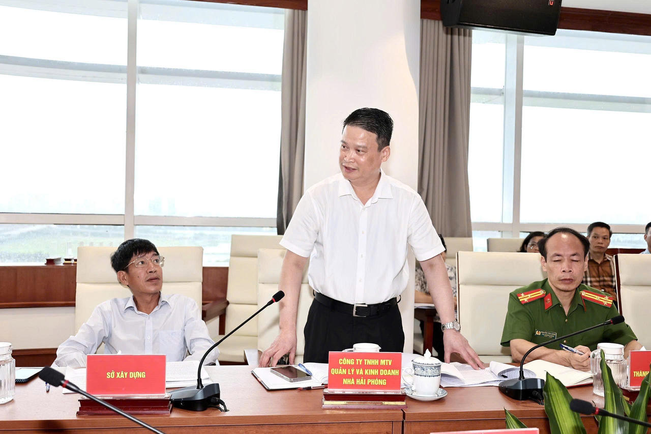 Đại diện Lãnh đạo Công ty TNHH MTV Quản lý và Kinh doanh nhà Hải Phòng báo cáo tại cuộc họp.