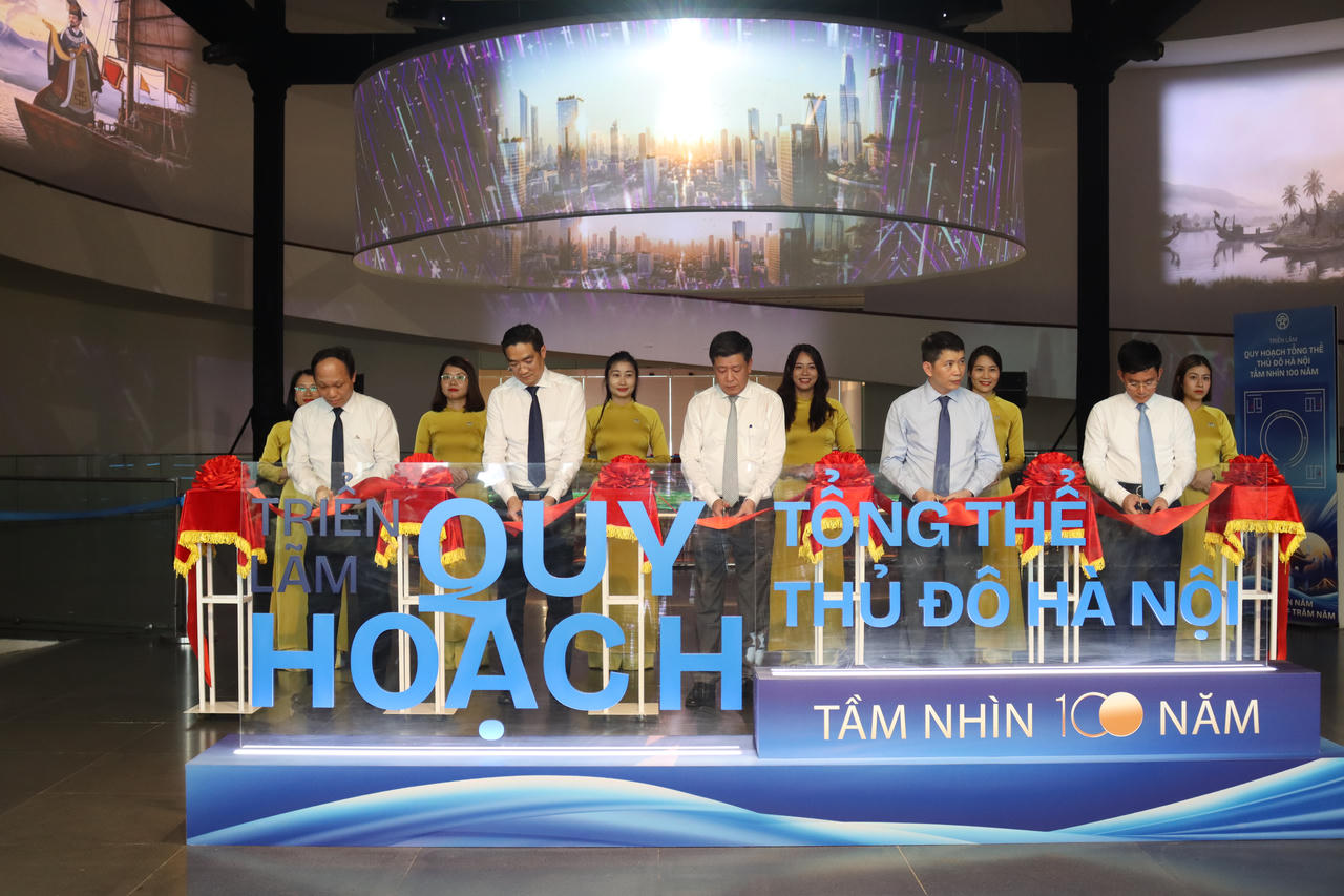 Các đại biểu thực hiện nghi thức khai trương.