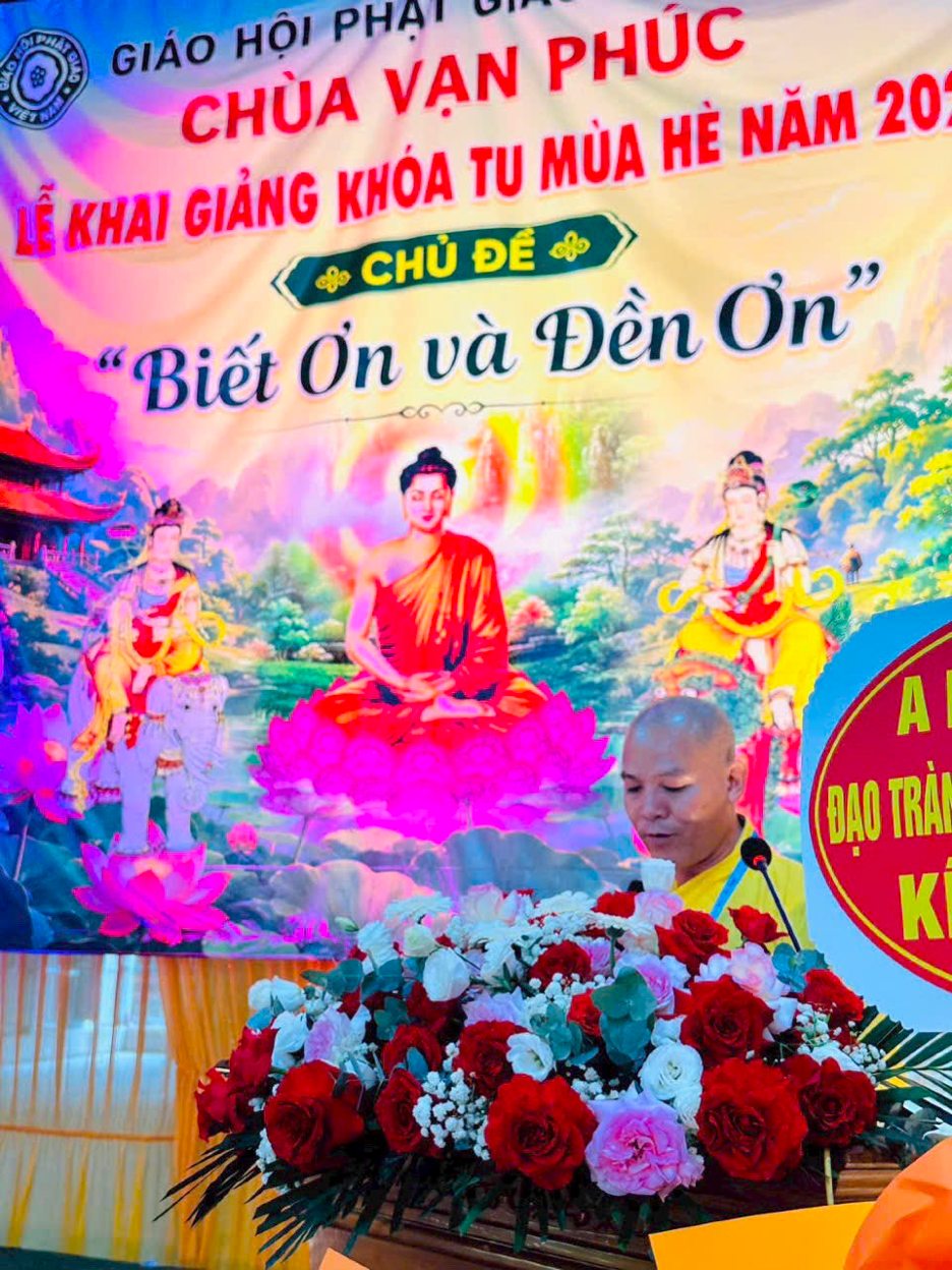 Đại Đức Thích Minh Đức (trụ trì chùa Vạn Phúc) phát biểu khai giảng khóa tu.