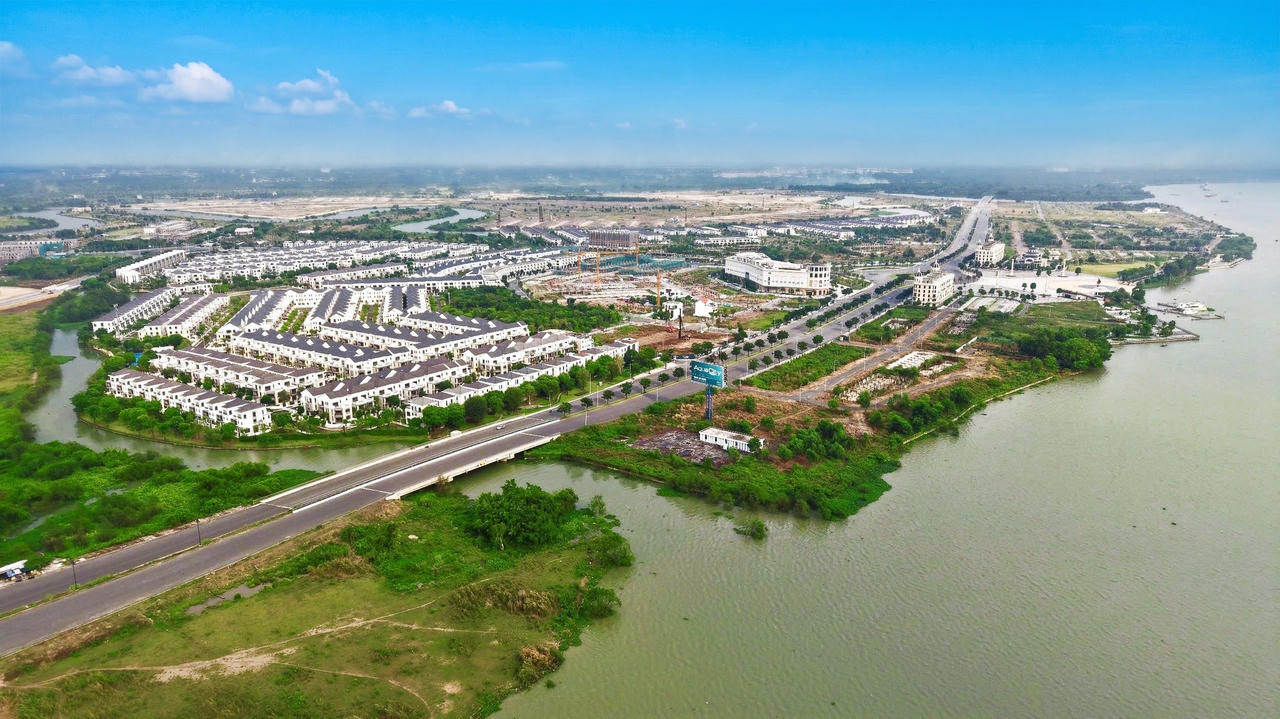 Đại lộ Nguyễn Hữu Cảnh khi được hoàn thiện sẽ tạo tác động lan tỏa đến các khu đô thị, thương mại, dịch vụ dọc tuyến. Trong đó, đại đô thị Aqua City của Novaland.