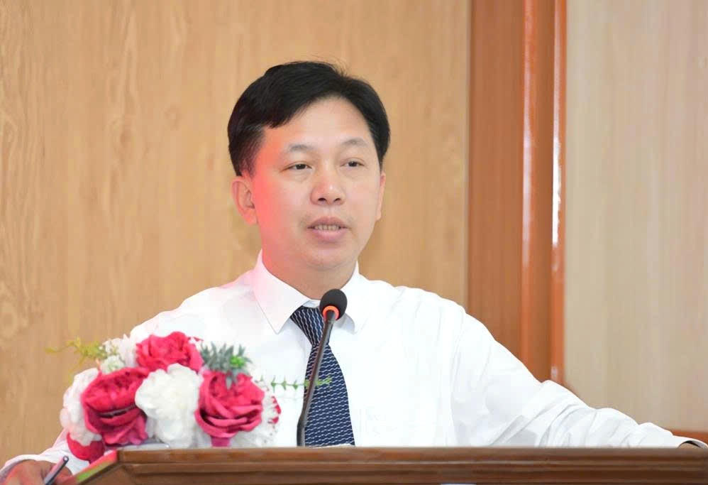 Ông Vũ Ngọc Hoàng, Phó Hiệu trưởng Trường Chính trị tỉnh Ninh Bình phát biểu tham luận tại hội thảo.