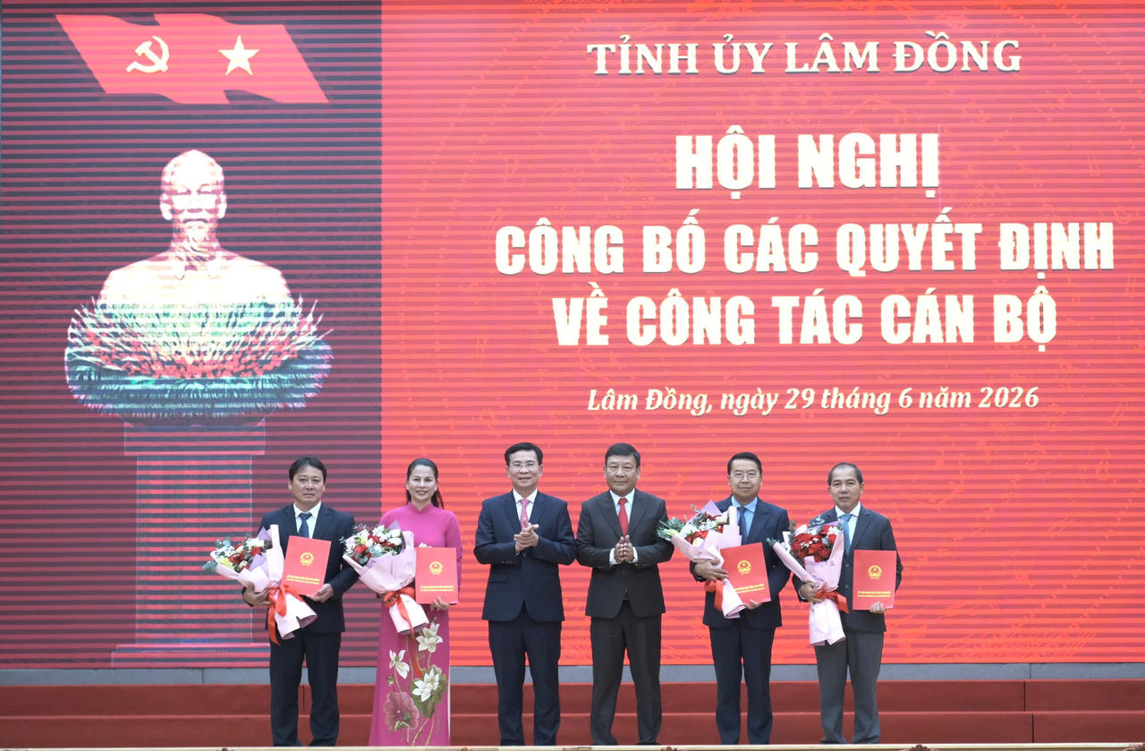 Ông Hồ Văn Mười - Ủy viên Ban Chấp hành Trung ương Đảng, Phó Bí thư Tỉnh ủy, Chủ tịch UBND tỉnh Lâm Đồng (thứ 3 từ trái sang) cùng ông Bùi Thắng - Phó Bí thư Tỉnh uỷ trao quyết định bổ nhiệm cho 4 lãnh đạo cấp Sở.