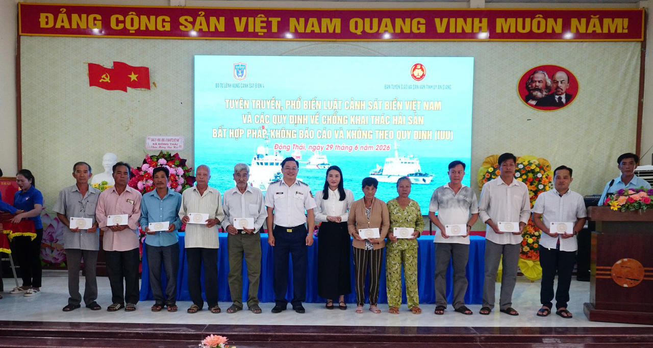 Bộ Tư lệnh Vùng Cảnh sát biển 4 tặng quà cho các gia đình chính sách và gia đình ngư dân có hoàn cảnh khó khăn trên địa bàn.