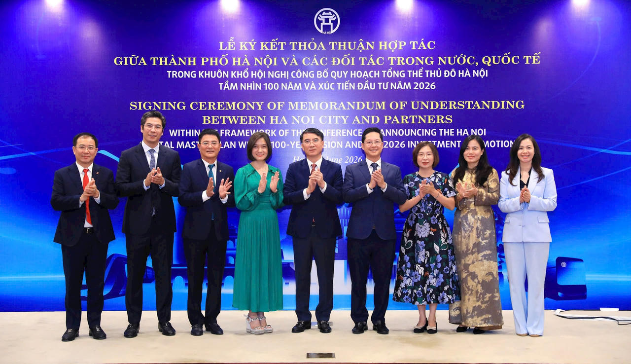 Phó Chủ tịch UBND TP Hà Nội Nguyễn Xuân Lưu chứng kiến Lễ ký kết Biên bản ghi nhớ hợp tác giữa Sở Tài chính TP với các ngân hàng trong khuôn khổ hội nghị. Ảnh: Lê Hải