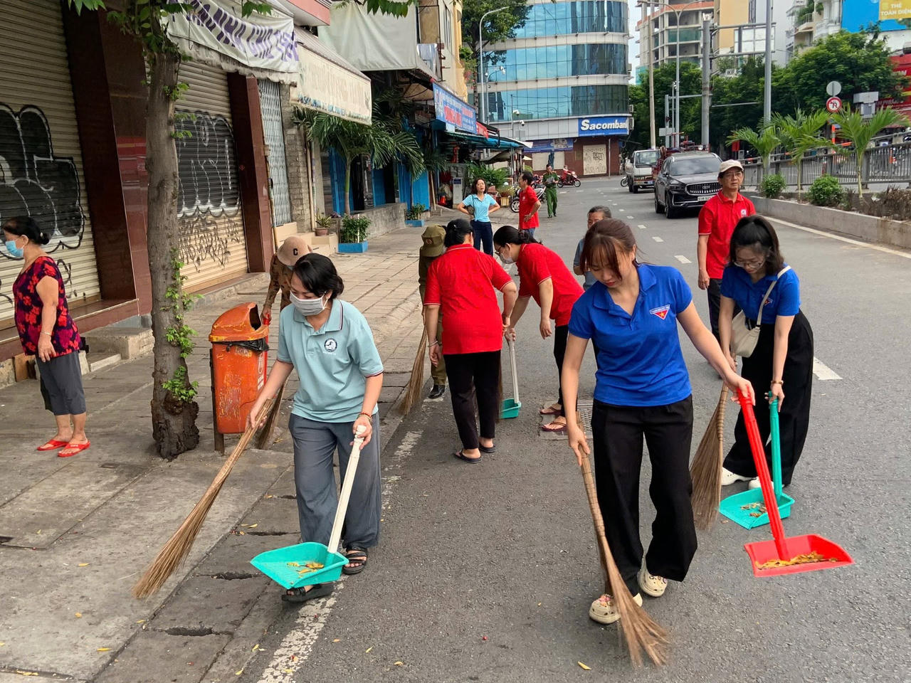 Người dân cùng chung tay dọn dẹp vệ sinh tại phường Bến Thành.