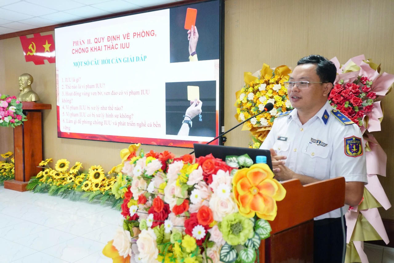 Báo cáo viên Pháp luật của Bộ Tư lệnh Vùng Cảnh sát biển 4 tuyên truyền pháp luật tại xã Vân Khánh, tỉnh An Giang.
