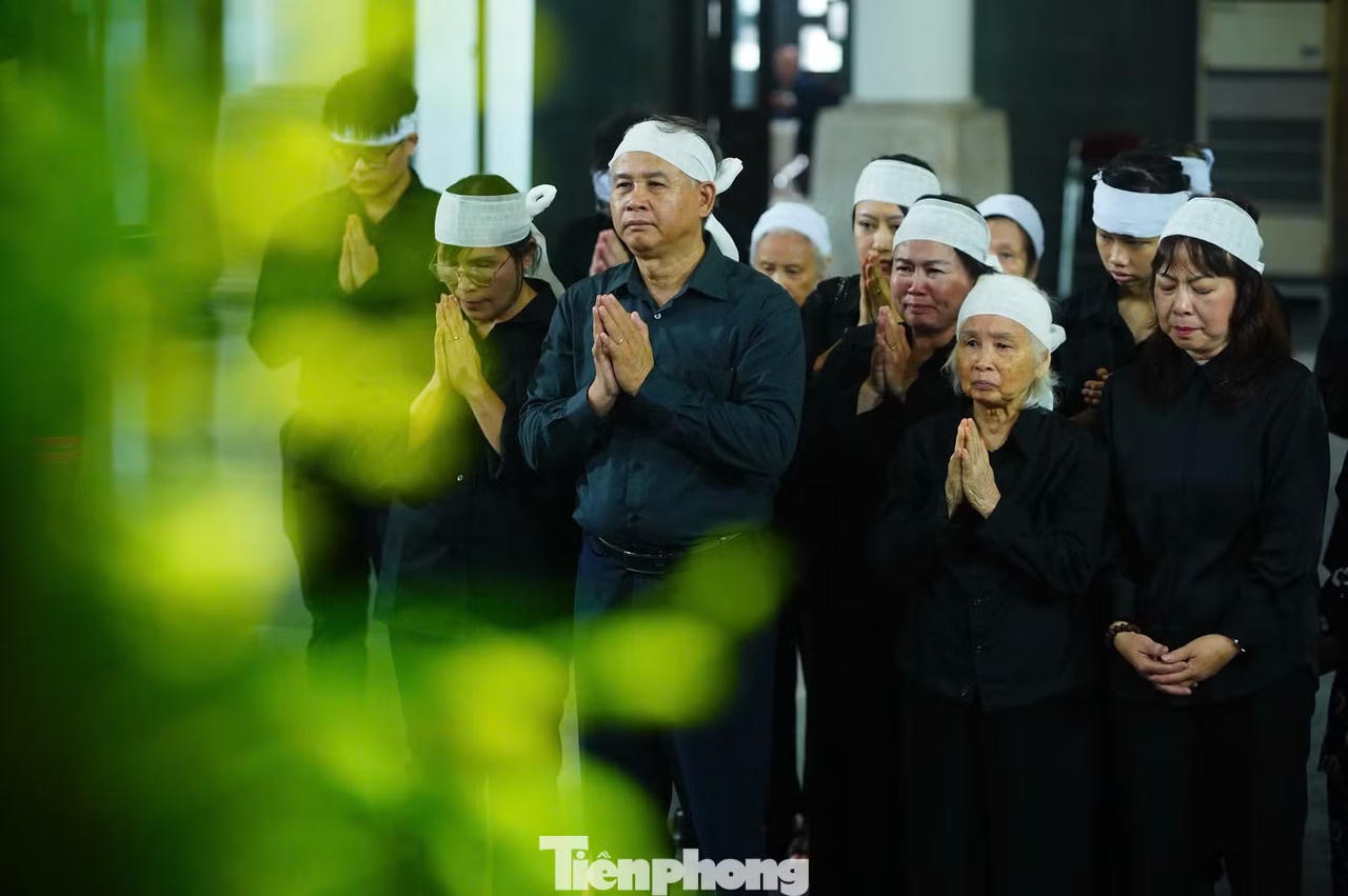 Xúc động hình ảnh đồng đội, người dân nghẹn ngào tiễn biệt Anh hùng La Văn Cầu về với đất mẹ