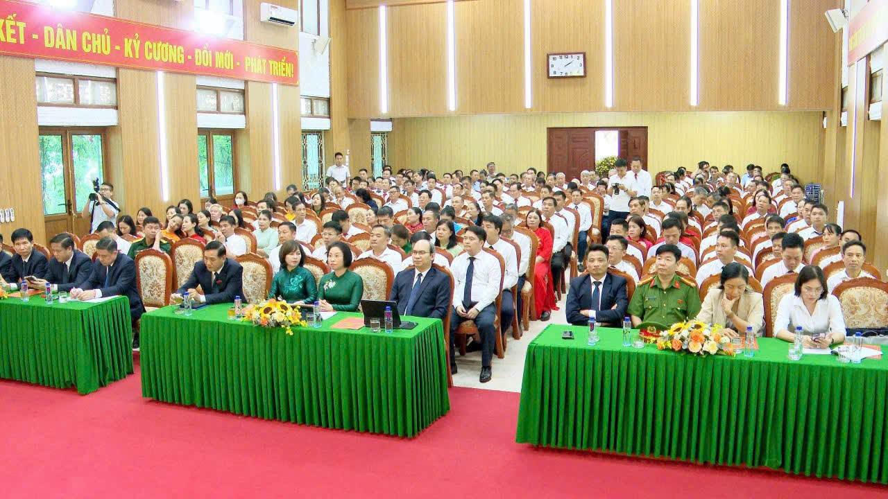 Toàn cảnh Hội nghị công bố Nghị quyết, Quyết định về sắp xếp thôn và sơ kết 01 năm thực hiện mô hình chính quyền địa phương 02 cấp tại xã Thư Lâm.