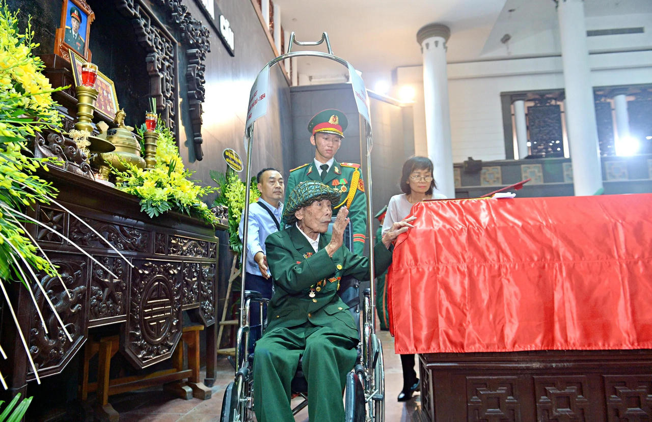 Xúc động hình ảnh đồng đội, người dân nghẹn ngào tiễn biệt Anh hùng La Văn Cầu về với đất mẹ
