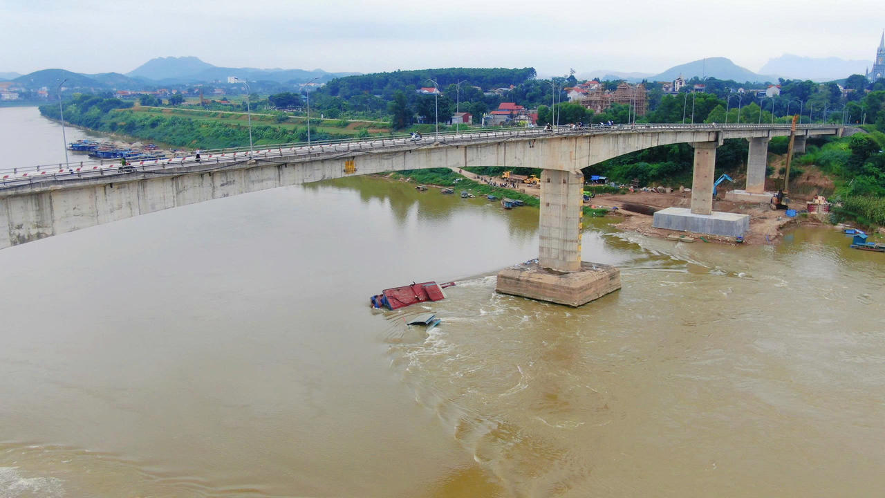 Tiến hành trục vớt 2 tàu chìm tại cầu Sông Lô